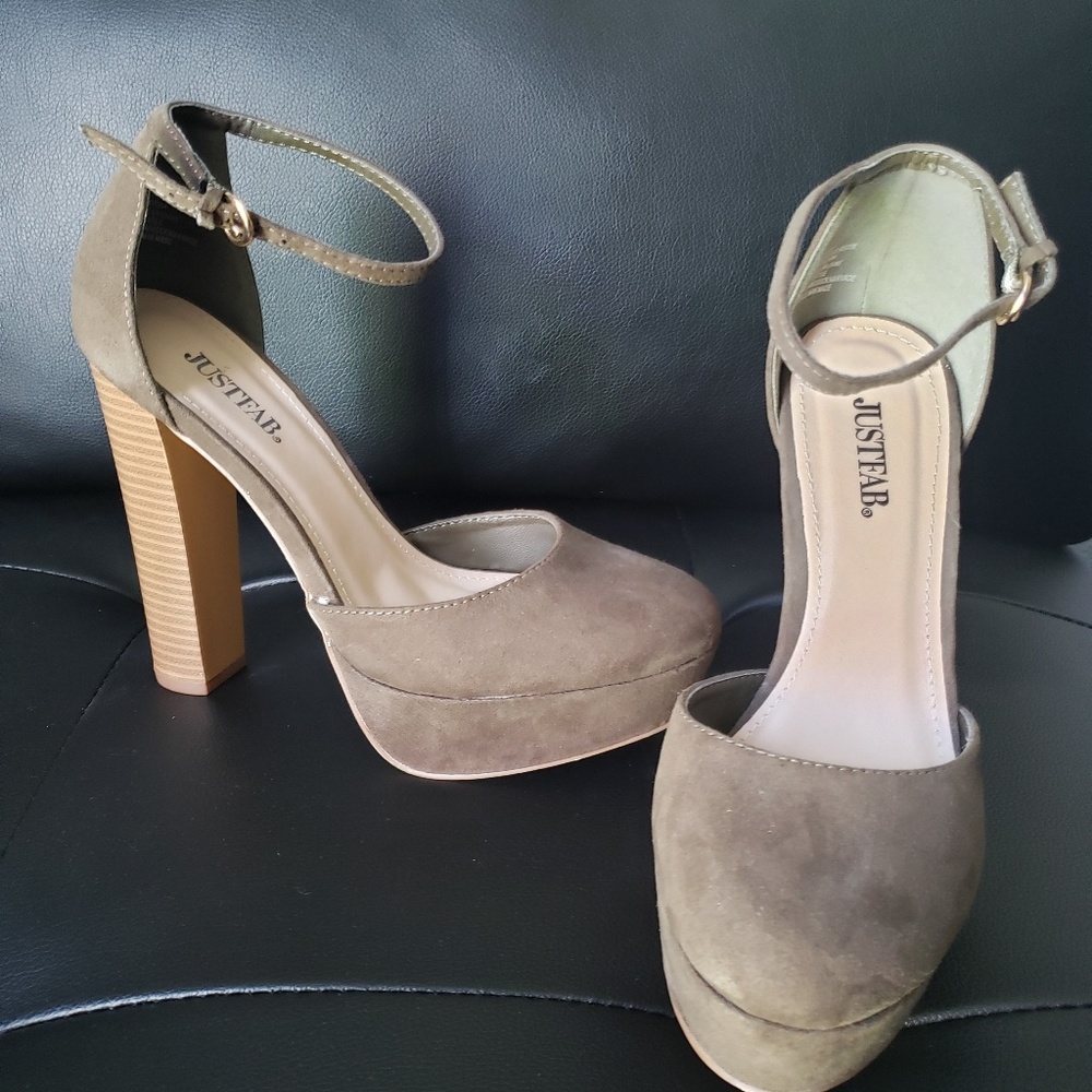 4/$25! Olive green heels